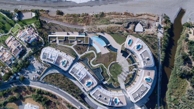 THE EDGE  Estepona Playa THE EDGE is a privileged project of almost 10.000m2 in a unique beachfront space