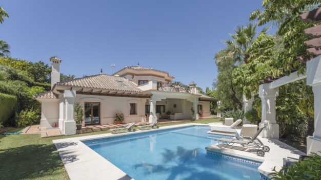 Villa  Villa im klassischen und mediterranen Stil mit 6 Schlafzimmer in einer der besten Lagen in Nueva Andalucía