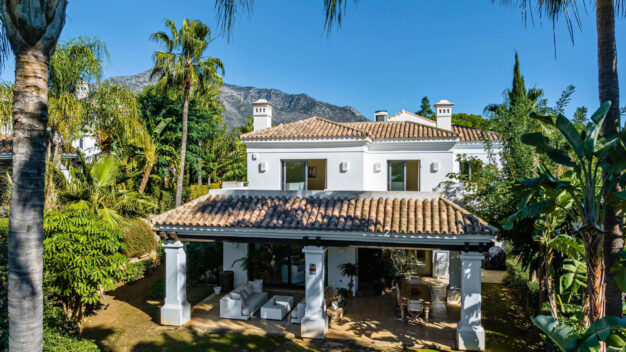 Villa Lomas de Magna Marbella South facing 5 bedroom en-suite villa situated at the top of the very popular guard gated villa community, boasting beautiful sea views.