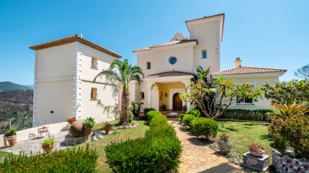 Finca Forest Hills Fantastic villa set on a 60.000m2 plot in Estepona with mountain and sea views