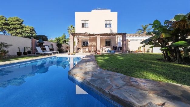 Villa  Spacious villa for sale with private pool in San Pedro de Alcántara
