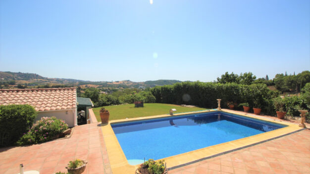 Villa  Large private villa with pool and extensive plot for sale in Estepona