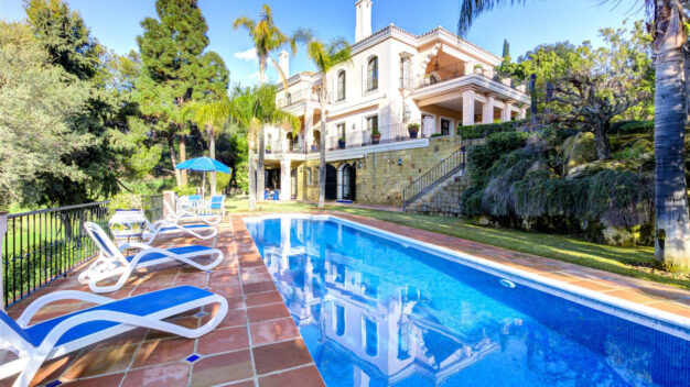 Villa Rio Real Golf Great villa in a prestigious area next to Rio Real golf course, within a gated community at only 5-minute drive into Marbella town