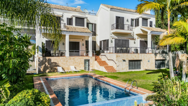 Villa La Quinta Fantastická pět ložnice, jižní čelí vila v La Quinta, Benahavis s mořem a golfovým výhledem