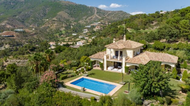 Villa La Zagaleta – Traditional Andalusian style villa in La Zagaleta with mountain views