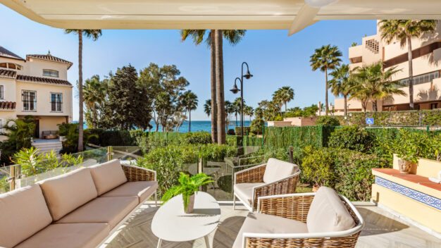 Town House Garden Beach Exceptional Value! Stunning 3 bedroom townhouse for sale in front line beach community in Estepona's New Golden Mile