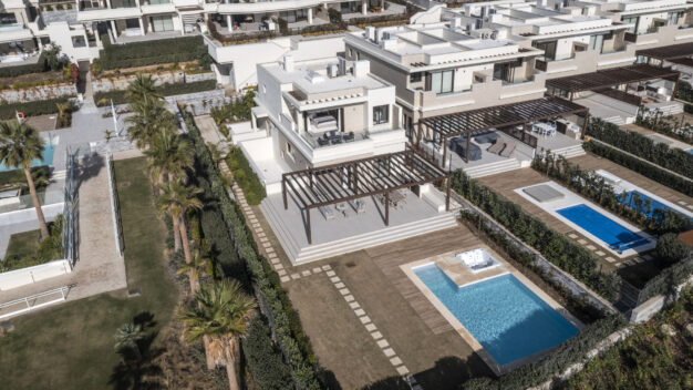 Villa Bahía del Velerín Villa Gardens en Velaya, Nueva Milla de Oro, Estepona, situada en primera línea de playa.