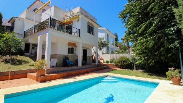 Villa  Renovation Opportunity: 4 Bedroom Villa in Nueva Andalucia, Marbella