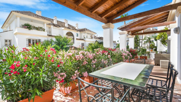 Apartment Monte Paraiso Exkluzivní tři ložnice zvýšený byt v přízemí v pretigious gated komunity, Monte Paraíso, na Marbella Golden Mile