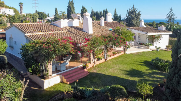 Villa  Fantastic Investment opportunity Charming one-story Villa on a spacious plot in one of Marbella's most sought-after urbanisations