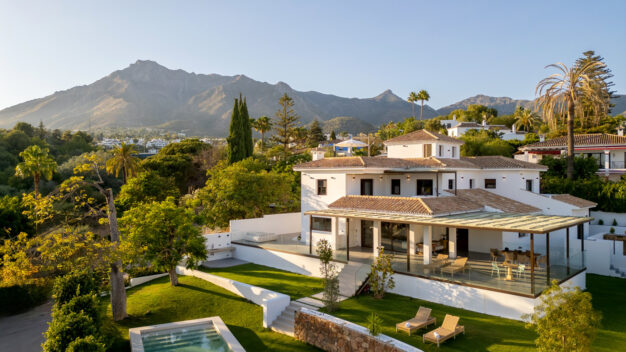 Villa La Merced Spectakulární, plně renovovaná pětipokojová vila se nachází v La Merced, hraniční Marbella Golden Mile