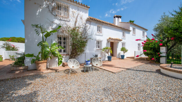 Villa Los Flamingos This magnificent Spanish Cortijo is situated in tranquil area of Benahavís!