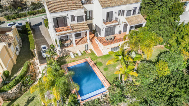 Villa La Quinta Fantastic five bedroom, south facing villa in La Quinta, Benahavis with sea and golf views