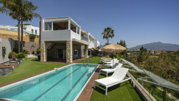 Villa La Alqueria Stunning four bedroom, south facing frontline golf villa for sale in Nueva Atalaya, Benahavis, with stunning panoramic views to the sea