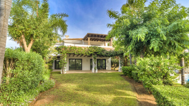 Villa Lomas de Magna Marbella Прасная шестикомнатная вилла класса люкс с юго-западной ориентацией в Ломас де Магна Марбелья на Золотой Миле Марбельи.