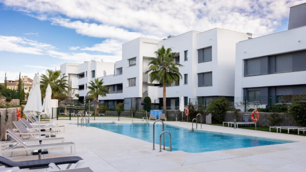 Ground Floor Apartment Estepona East Апартаменты с четырьмя спальнями, садом и терассой.