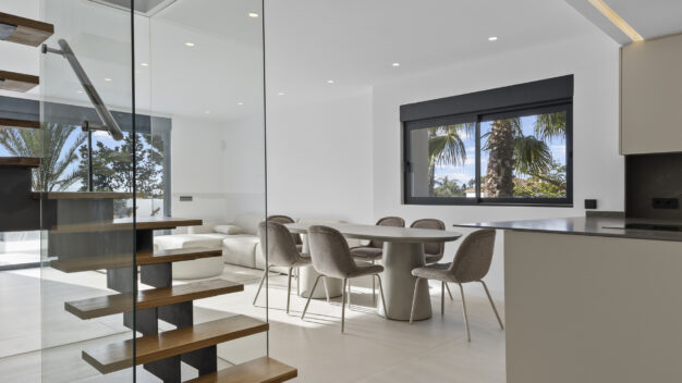 Penthouse  Роскошный трехкомнатный пентхаус с панорамными видами в Эстепоне